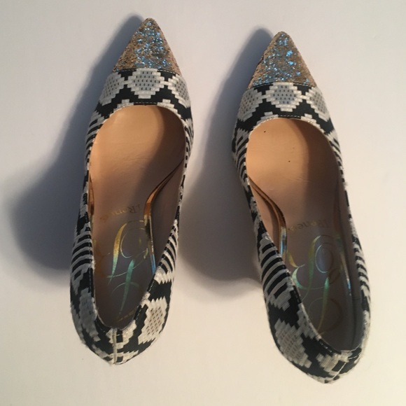 💎J. Renee black/off white pump w/gold toe & heel - Picture 5 of 8